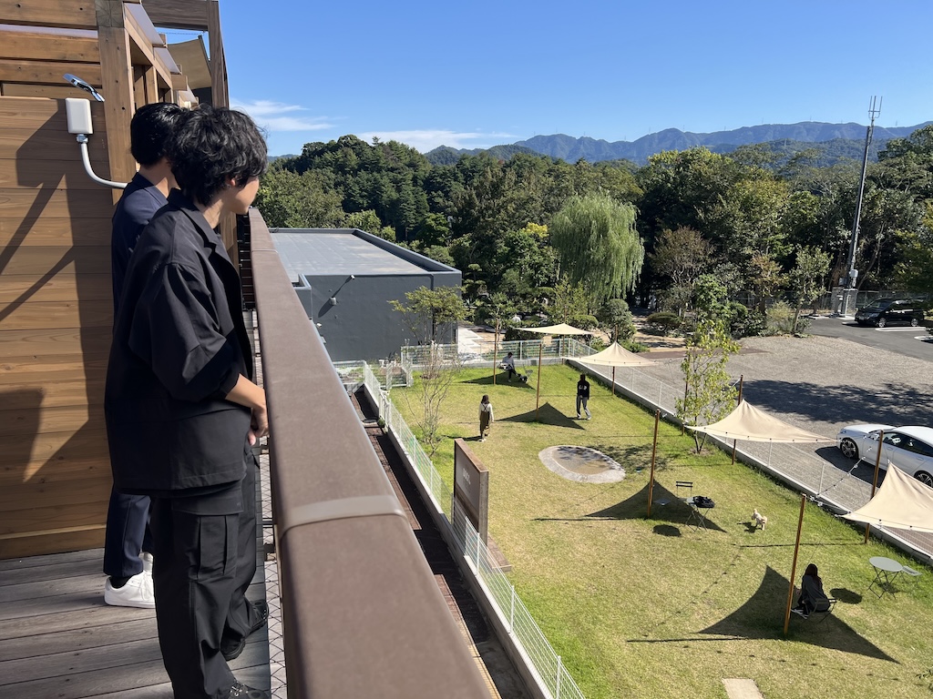 ドッグランを眺める細川さんと千阪さん