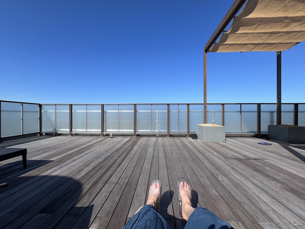 雲一つない青空を眺めながらの外気浴は最高