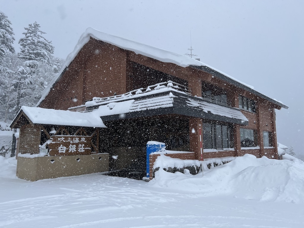 雪が降りしきる白銀荘に到着